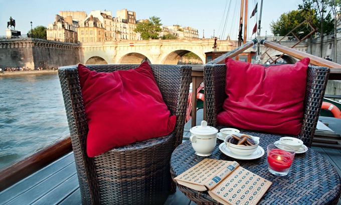 Quartier de la Monnaie Boat Rental | HISTORICAL BARGE IN SAINT GERMAIN DES PRES