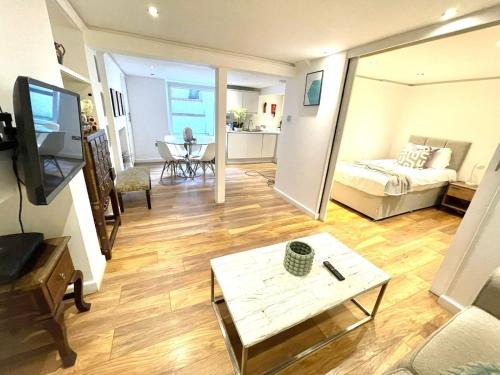 Cambridge City Centre Apartment | Historical Building - Cozy Basement Apartment- Central Location
