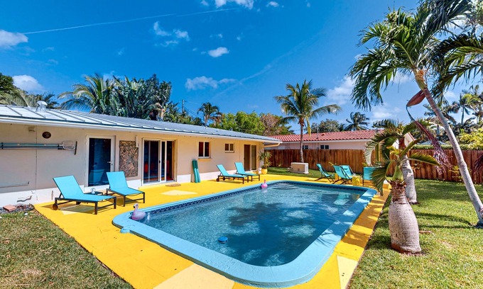 North Corals House | Historical bungalow with tropical private salt water pool & outdoor fireplace