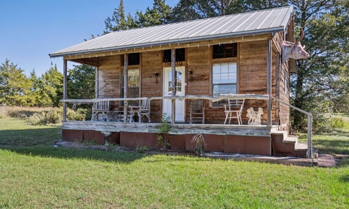Warrenton House | Historical country cabin in Round Top!