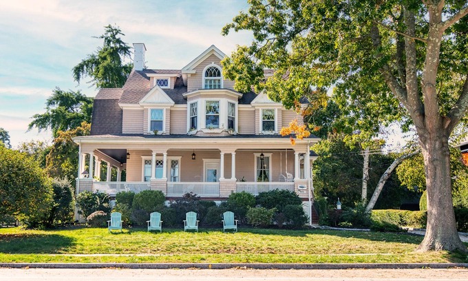 New London House | Historical New England coastal holiday home-2 min. from Ocean Beach