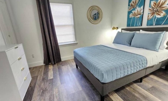 Wadeview Park House | Historical SodoHouse DT near hospitals - Sleeps 11