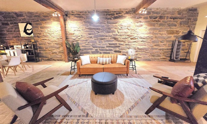 Central Business District Apartment | Historical spacious loft DNTN/pets/parking Ext Stays. 8mins hospitals & Colleges