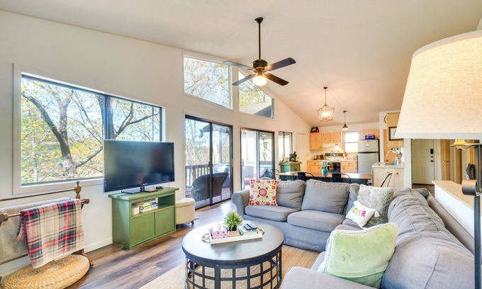 Unaka Cabin | Hiwassee Lake Access: Pet-Friendly Cabin w/Views!