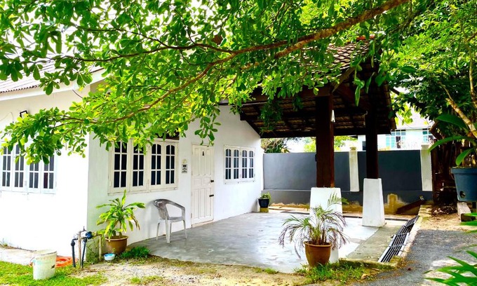 Batu Buruk House | Hj Hassan Guest House Bungalow A