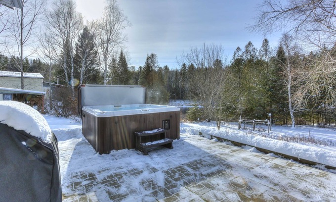 Riviere-Rouge Ski Chalet | Hjort Cottage - Rivière-Rouge, 3BDR 7bed Heated floors Riverfront Spa, Pool table Gas fireplace Newl