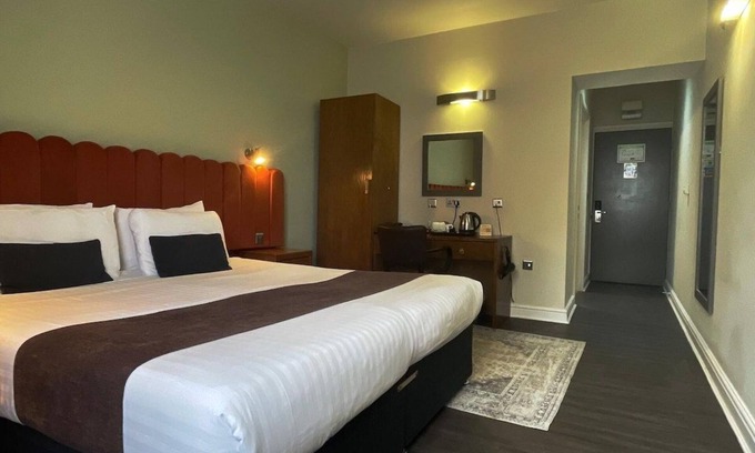 Newcastle-upon-Tyne Apartment | HNFC Stays -En-Suit with Parking