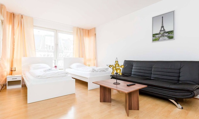 Golzheim Apartment | HÖ01 large apartment with dryer and washing machine