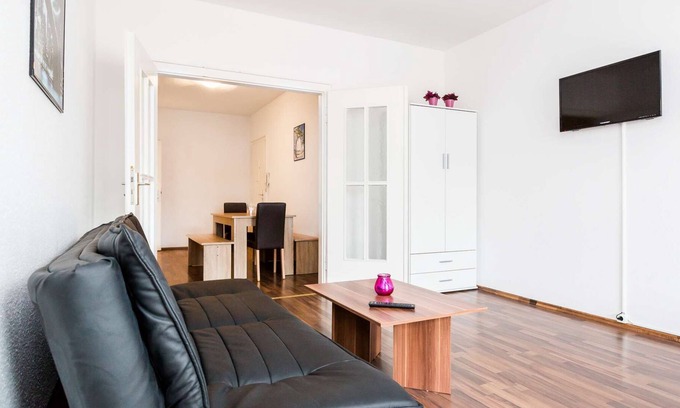 Golzheim Apartment | HÖ01 large apartment with dryer and washing machine