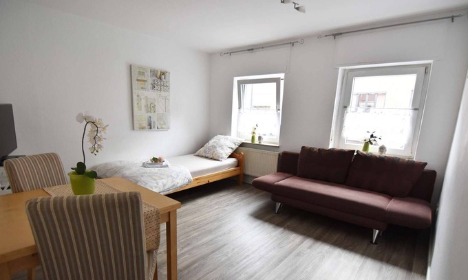 Troisdorf Apartment | HÖ01 large apartment with dryer and washing machine