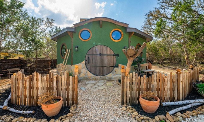 Fredericksburg Cabin | Hobbit House-HotTub-BBQ-Stars-Fredericksburg-Wild