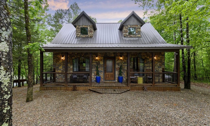 Broken Bow Cabin | Hochatown Retreat — Hot Tub, Pond & Nature