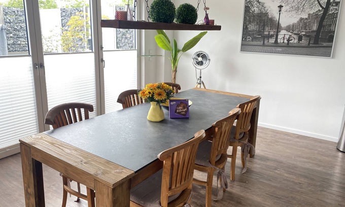 Constantia Apartment | Hochmoderne Ferienwohnung mit gr. Dachterrasse, Zentral in Emden