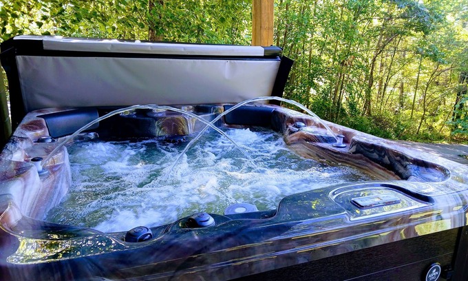 Rockbridge Cabin | Hocking Hills Beartastic Outlook, Arcade,foosball,hot tub,3 decks, Bearific🔼