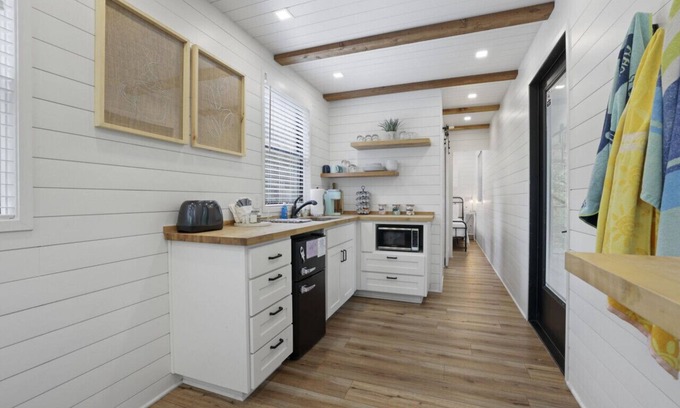 Logan Apartment | Hocking Hills: Hiltop Haven: The Top Deck