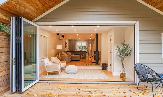 Mono Cottage | Hockley Riverside Cottage Loft & Bunkie