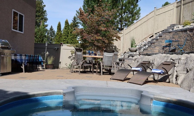 Okanagan-Similkameen House | Hody House - Beautiful Salt Water Pool & Games Room