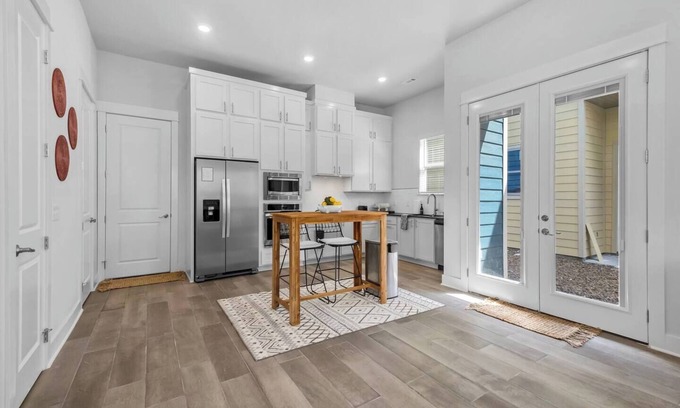 Fayetteville House | Hog Heaven-Steps from DT Fayetteville-Sleeps 8