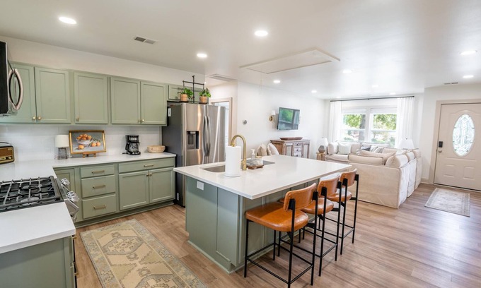 Hanahan House | Holcombe Premier: Modern Luxury : 4br Home