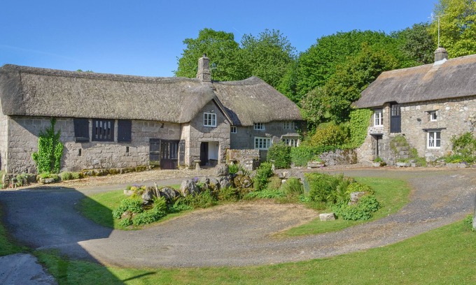 Sticklepath Cottage | HOLE FARM, pet friendly, character holiday cottage in Chagford