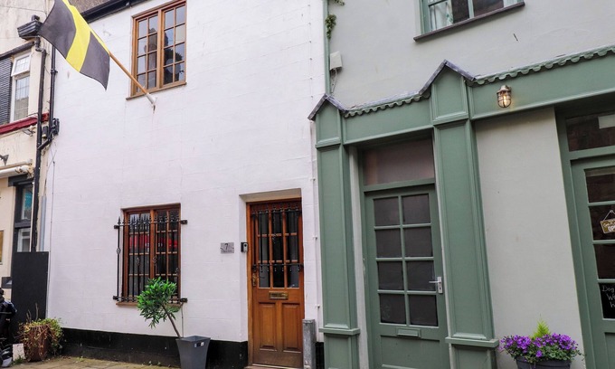 Bont Newydd Cottage | HOLE IN THE WALL, romantic, country holiday cottage in Caernarfon