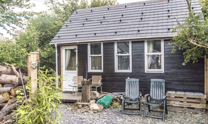 Llanteg Ski Chalet | Holey Moley Lodge - 2 Bedroom - Llanteg