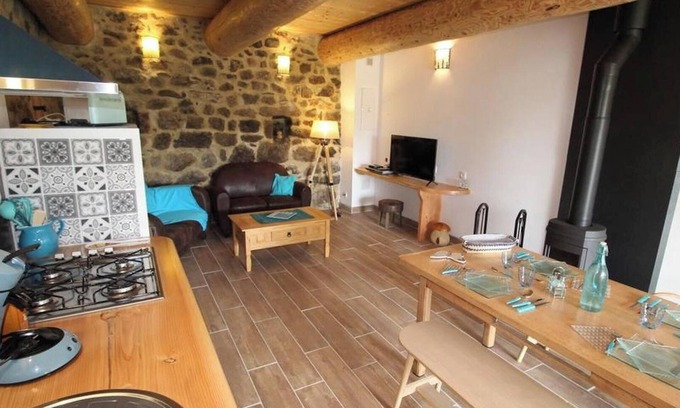 Saint-Cirgues-en-Montagne House | Holiday Home 'Gite Le Turquoise' with Mountain View, Private Terrace and Wi-Fi
