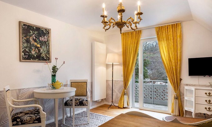 Oberrotweil Apartment | Holiday Apartment 'Veilchen' with Shared Garden, Balcony and Wi-Fi
