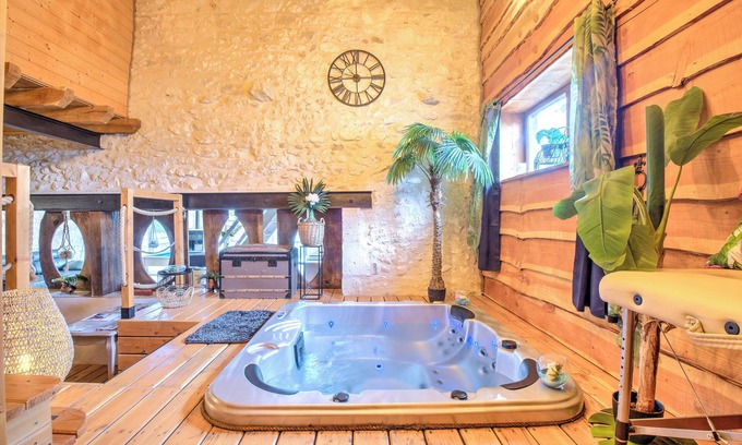 Saint-Antoine-de-Breuilh House | Holiday Home 'Gîte Spa, Sauna Et Billard' with Private Pool, Wi-Fi and Air Conditioning