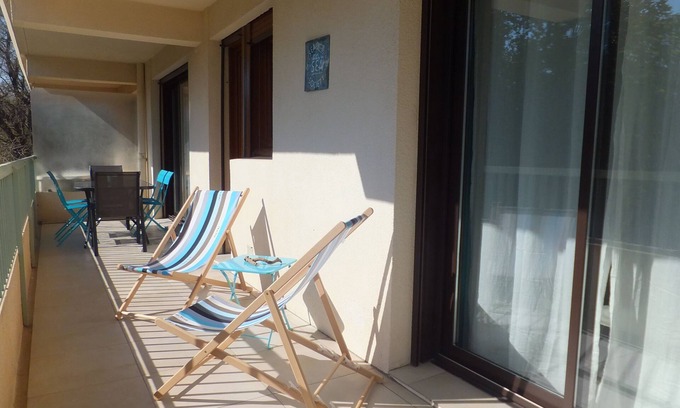 La Seyne-sur-Mer Apartment | HOLIDAY 50 m from MAR VIVO beach, les SABLETTES, private parking, air conditioning, terrace