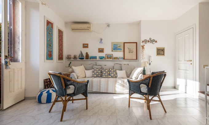 Carloforte Apartment | Holiday Accommodation 'L'Appartamento nel Corso' with Wi-Fi