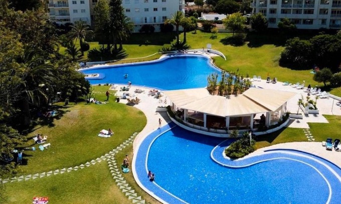 Alvor Apartment | Holiday Apartment "Apartamentos Antunes" with Pool, Wi-Fi, Balcony and Garden