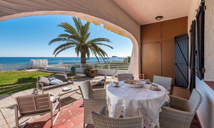 Sarroch Apartment | Holiday Apartment "Casa Nicole" close to the Sea with Terrace & Shared Garden