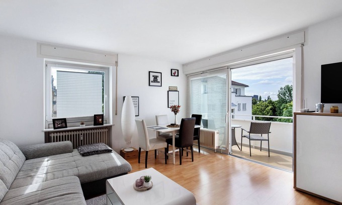 Wiesbaden Apartment | Holiday Apartment "Charmante Stadtwohnung Im Zentrum" with Balcony & Wi-Fi
