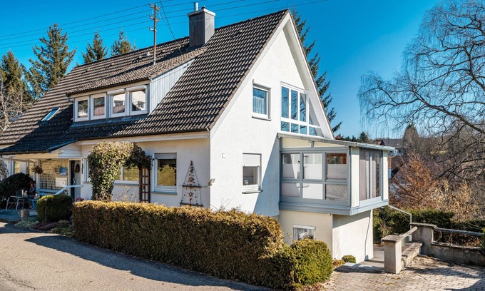Obermusbach Apartment | Holiday Apartment 'Rosen-Ferienwohnung' with Private Terrace, Shared Garden and Wi-Fi