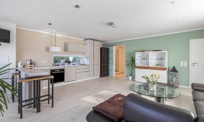 Heide Apartment | Holiday Apartment "Deluxe" with Shared Terrace & Wi-Fi