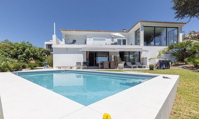 San Roque Apartment | Holiday Apartment 'Casa Domino 2' with Sea View, Shared Pool & Wi-Fi
