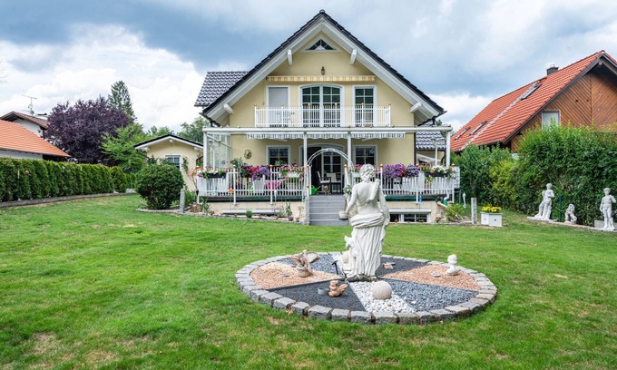 Riederau Apartment | Holiday Apartment 'Ferienwohnung Marianna' close to the Lake with Shared Garden & Wi-Fi