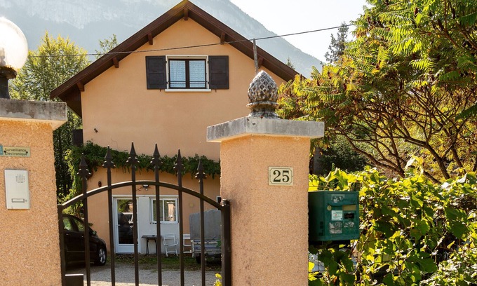 Lepin-le-Lac Apartment | Holiday Apartment "Du Haut" with Mountain View
