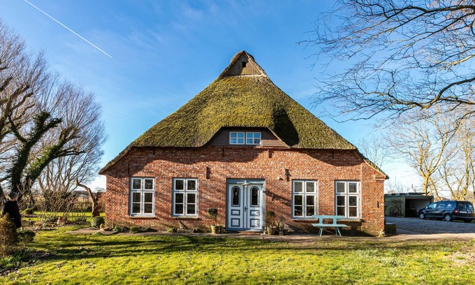 Norddeich Apartment | Holiday Apartment 'Reetdachhof Familie Dührsen' with Shared Terrace, Shared Garden and Wi-Fi