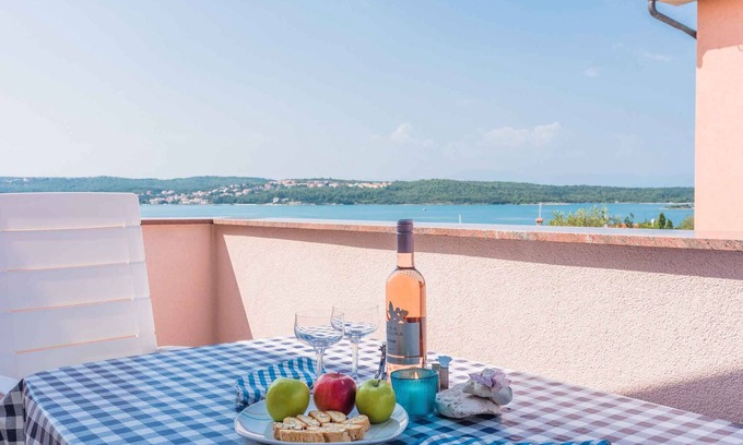 Klimno Apartment | Holiday apartment with air conditioning and sea view