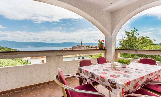 Vrbnik Apartment | Holiday apartment with air conditioning and sea view