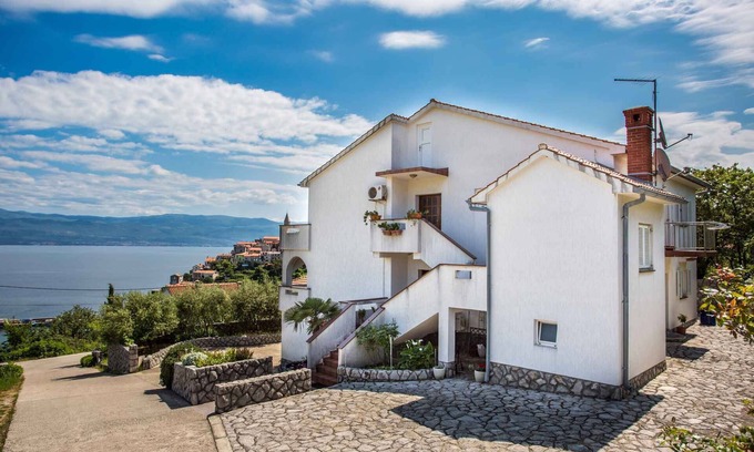 Vrbnik Apartment | Holiday apartment with a/c