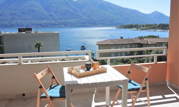 Muralto Apartment | Holiday apartment with a beautiful view of the lake, near the promenade
