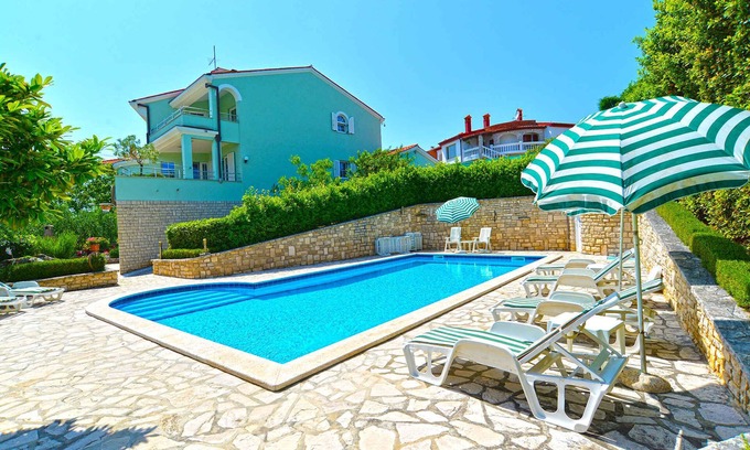 Gregovica Apartment | Holiday apartment with communal pool and air conditioning