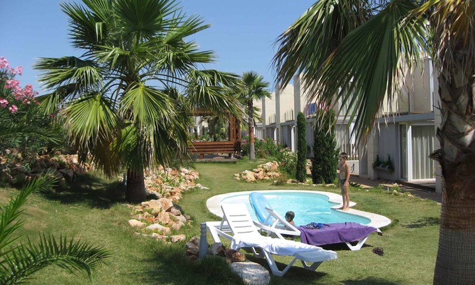 L'Escala Apartment | Holiday apartment with beautiful garden and various pools