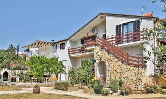 Valica Apartment | Holiday apartment with lawn and barbecue
