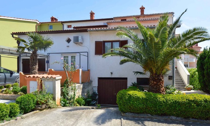 Veruda Apartment | Holiday apartment with terrace and air conditioning