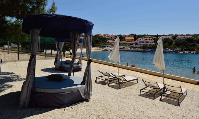 Pjescana Uvala Apartment | Holiday apartment with terrace and Internet