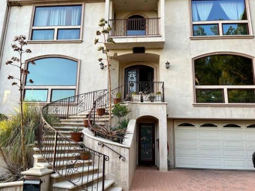 Brentwood Apartment | Holiday at Halliday
